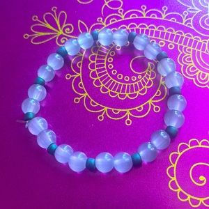 Glass beaded bracelet. Stretchy and lightweight. Unisex